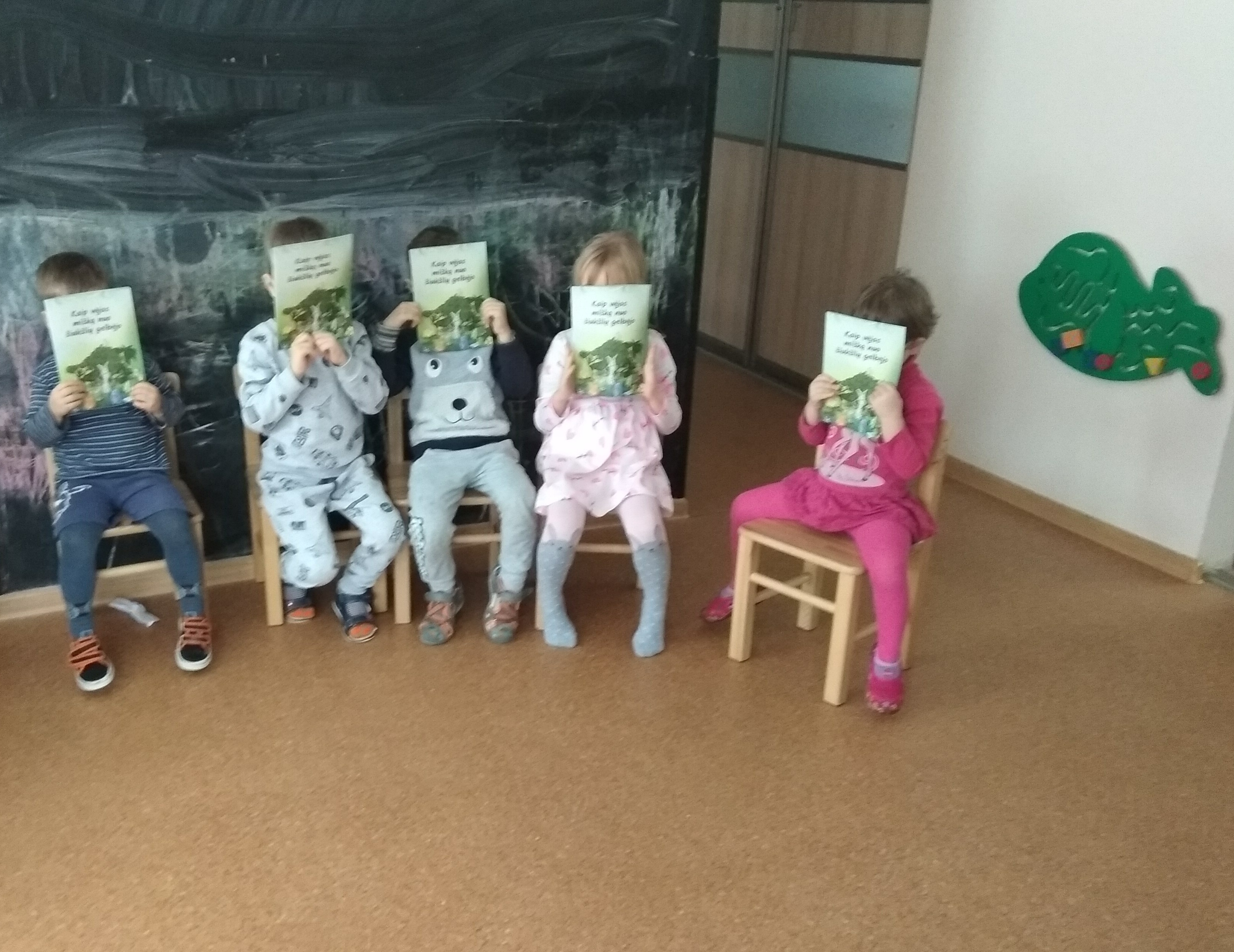 Linksmieji mūsų personažai toliau tęsia kelionę po mokyklas ir darželius